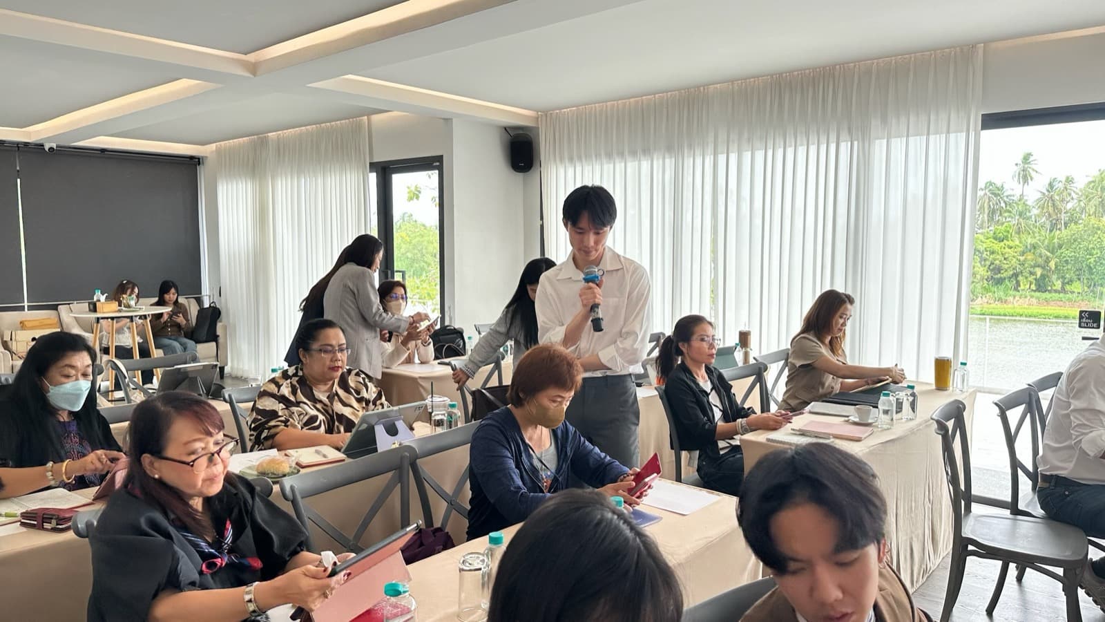 บรรยากาศห้องอบรม ผู้เข้าอบรมลงมือทำจริงบนไอแพดและมือถือของตัวเอง